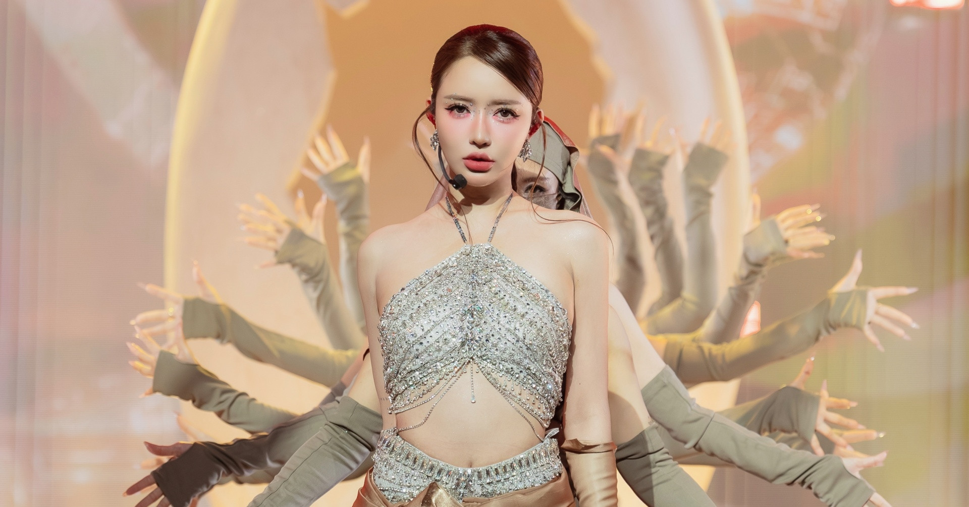 'Em xinh' Bích Phương ma mị quyến rũ, 'phú bà' Phương Ly tập hợp hơn 30 vũ công