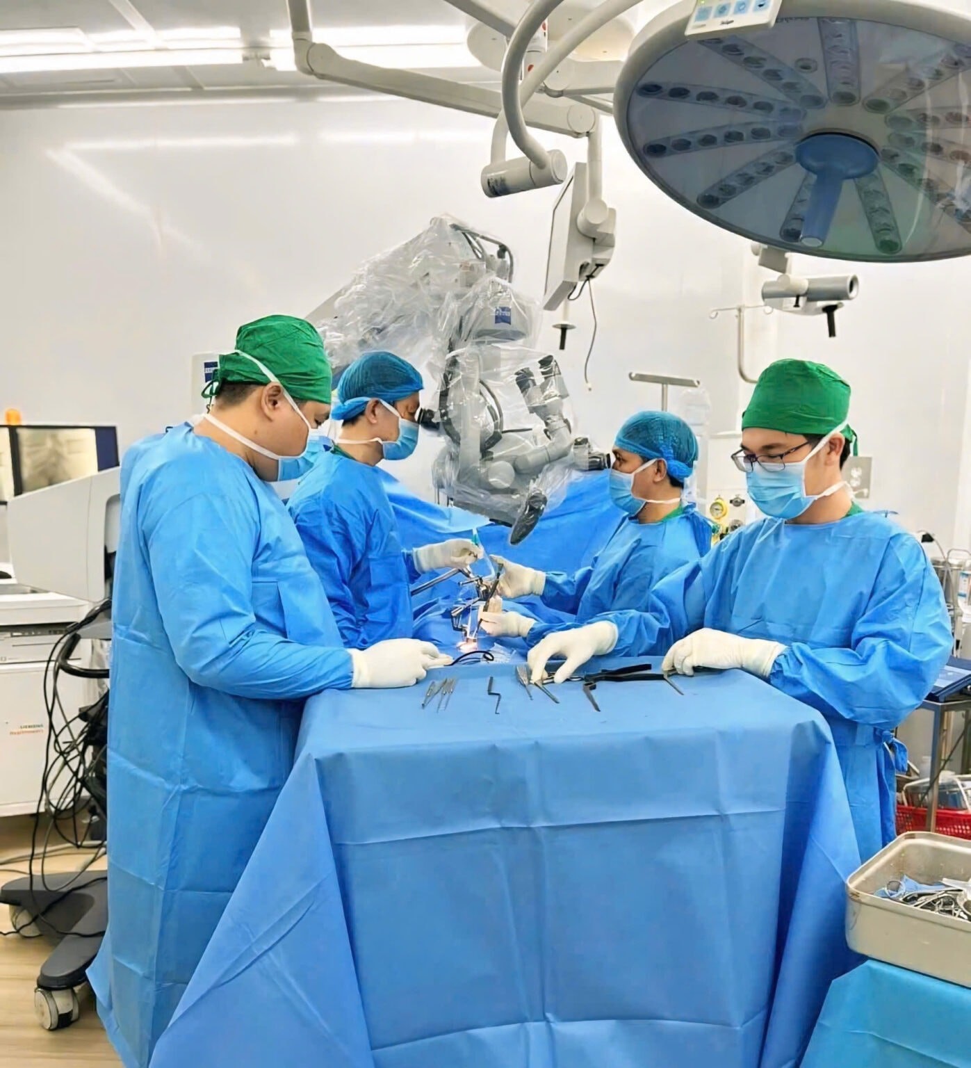 Các bác sĩ trong ca phẫu thuật cột sống cổ tại Bệnh viện Đa khoa Khánh Hòa.