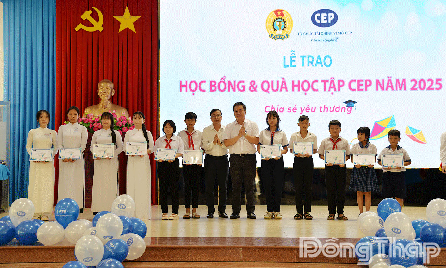 Các em học sinh khó khăn nhận học bổng tại chương trình