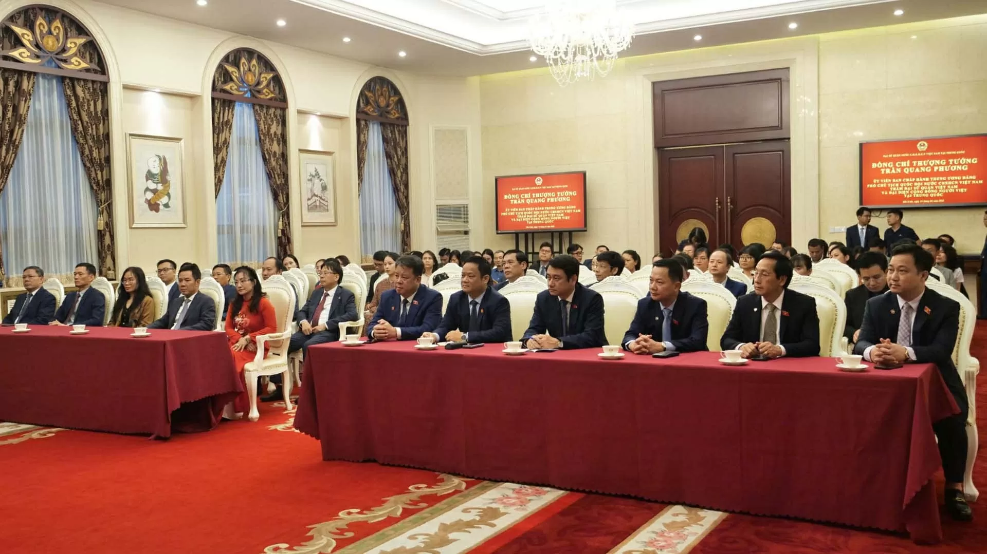 Phó Chủ tịch Quốc hội Trần Quang Phương gặp gỡ cán bộ, nhân viên Đại sứ quán và cộng đồng người Việt Nam tại Trung Quốc