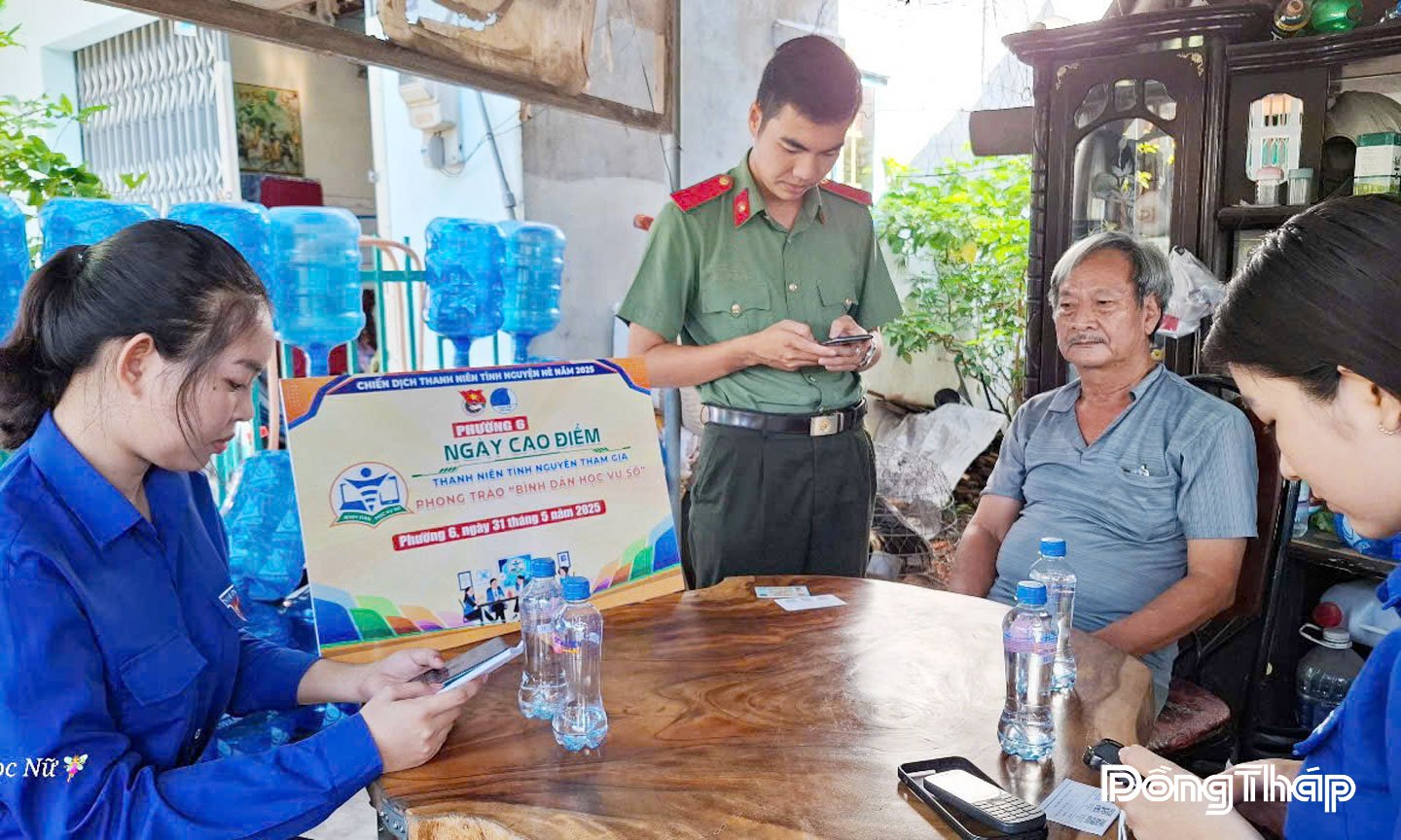 Youth Union members and volunteers guide people to integrate health insurance cards into VNeID and access online public services.