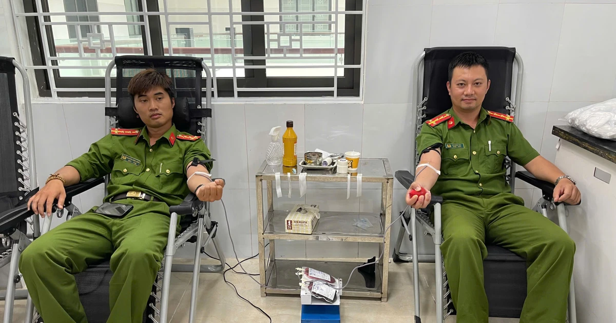 2 cán bộ Công an xã khẩn cấp vượt 60 km hiến máu giúp bệnh nhân nguy kịch