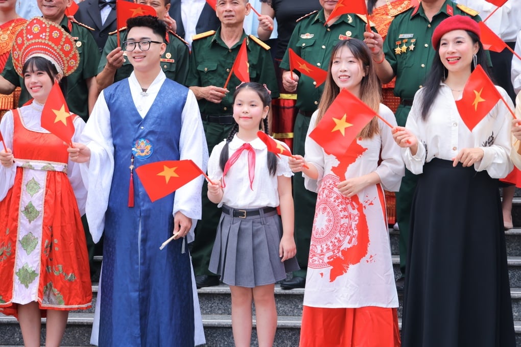 Viết tiếp câu chuyện hòa bình phiên bản 13 thứ tiếng gây sốt - 1