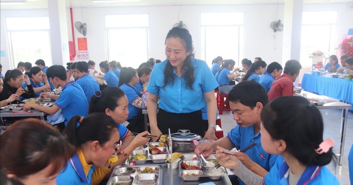 Ấm áp "Bữa cơm công đoàn" cho gần 600 công nhân lao động