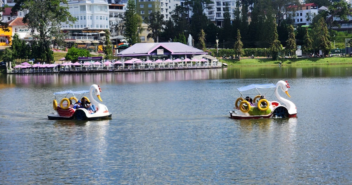Pedal boating on Xuan Huong Lake resumes after nearly 1 year of suspension