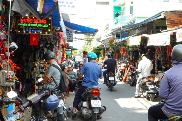 Độc đáo ngôi chợ ở Cần Thơ có nhiều ‘cánh mày râu’ tới mua - Ảnh 1.