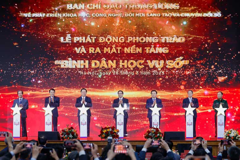 Thủ tướng Phạm Minh Chính và các đại biểu thực hiện nghi thức phát động phong trào “Bình dân học vụ số” - Ảnh: VGP
