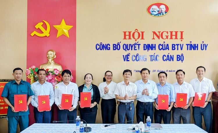 Adding 7 comrades to the Party Executive Committee of Giong Rieng commune