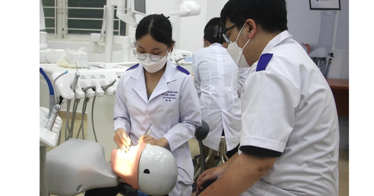Ít người học môn sinh, nguồn tuyển ngành sức khỏe có bị 'đe dọa'?