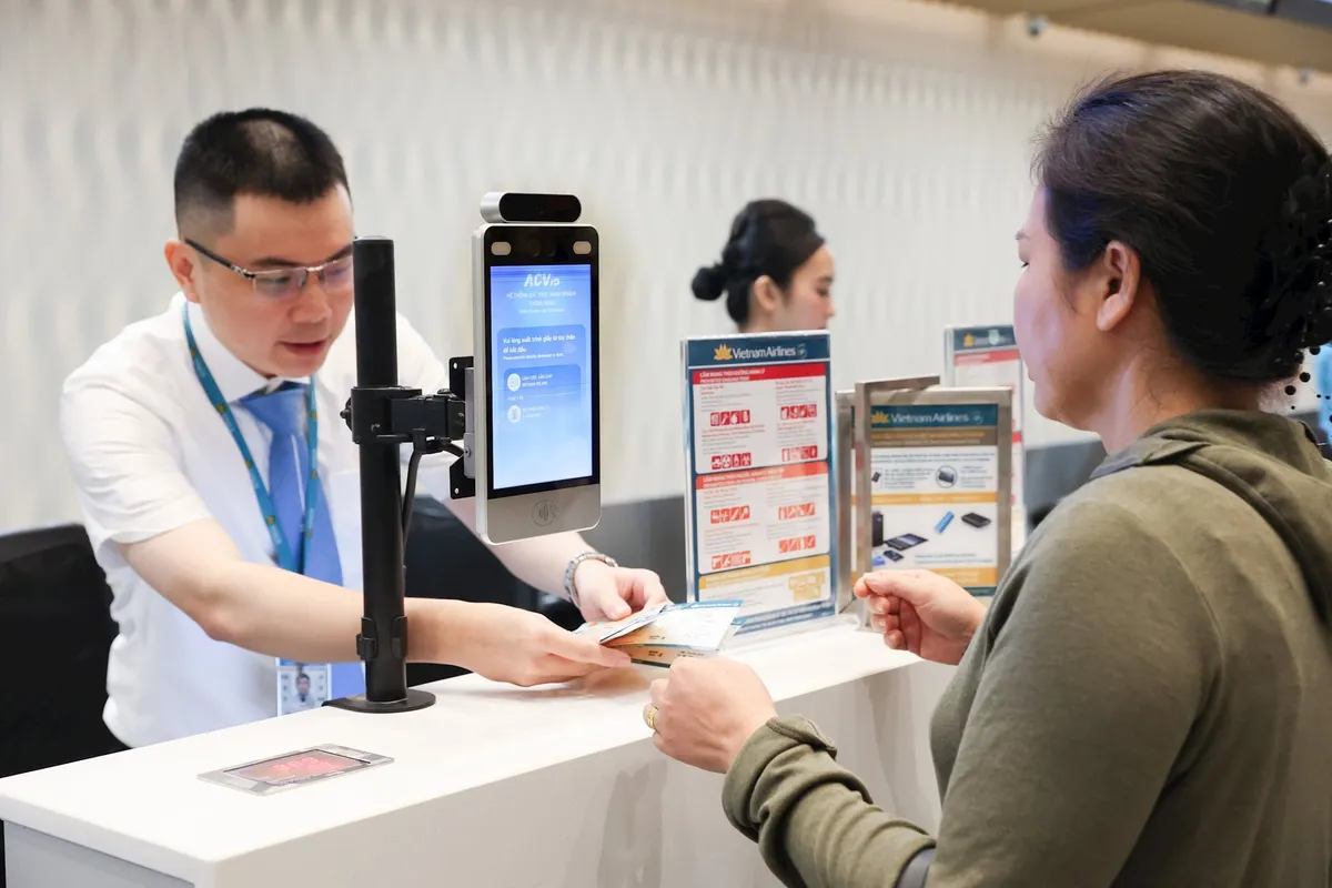 Hành khách cũng có thể sử dụng tính năng check-in bằng VNeID kết hợp xác thực sinh trắc học để rút ngắn thời gian qua cửa an ninh và lên máy bay.