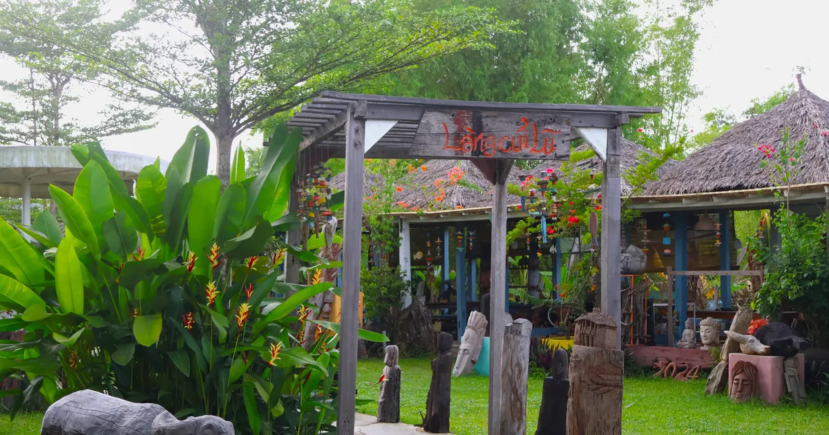 Ấn tượng loạt tác phẩm nghệ thuật được tái chế từ củi lũ