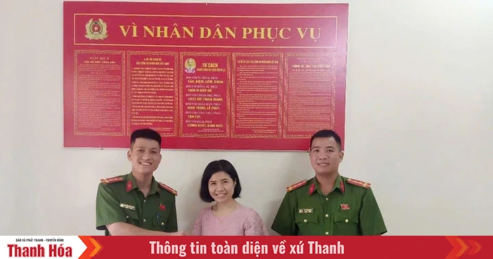 Picked up a handbag, 2 police officers of Hoang Hoa commune returned it to the owner.