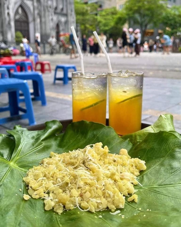 Thưởng cốm Hà Nội.