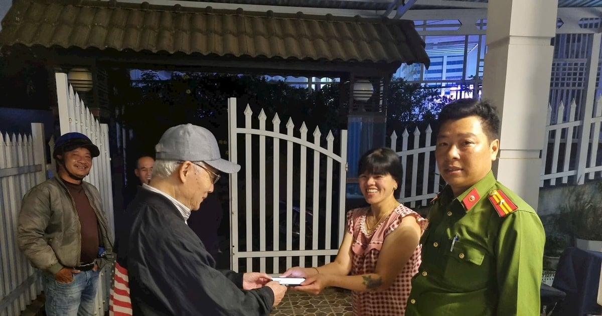 Japanese tourist's phone fell, received enthusiastic support to find it after 2 hours