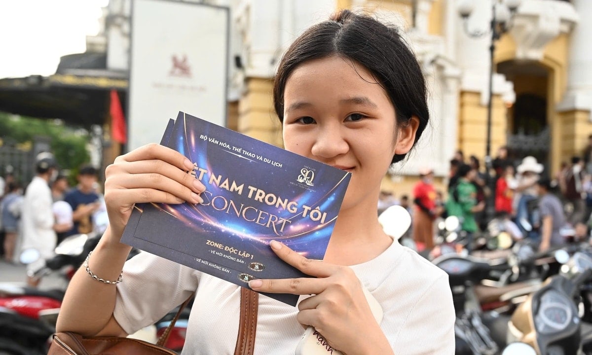 Chi tiền triệu săn vé 'concert quốc gia' miễn phí