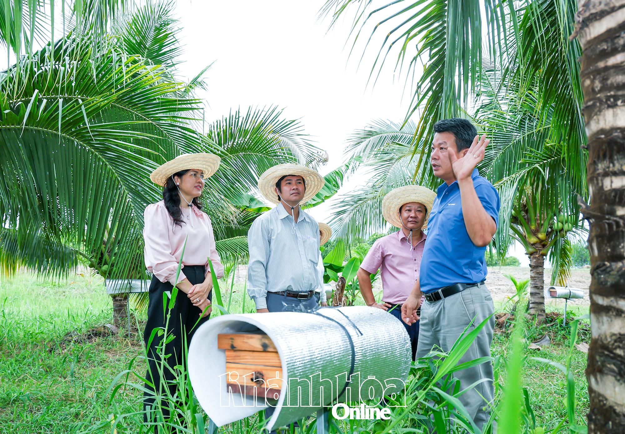 Le groupe de travail a découvert le modèle d’élevage d’abeilles à la ferme San Viet.