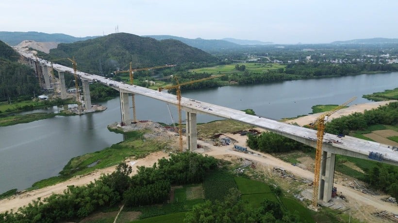 Nhà thầu thi công cầu Kỳ Lộ của Dự án cao tốc Quy Nhơn-Chí Thạnh. (Ảnh: Quốc Khánh/Vietnam+)