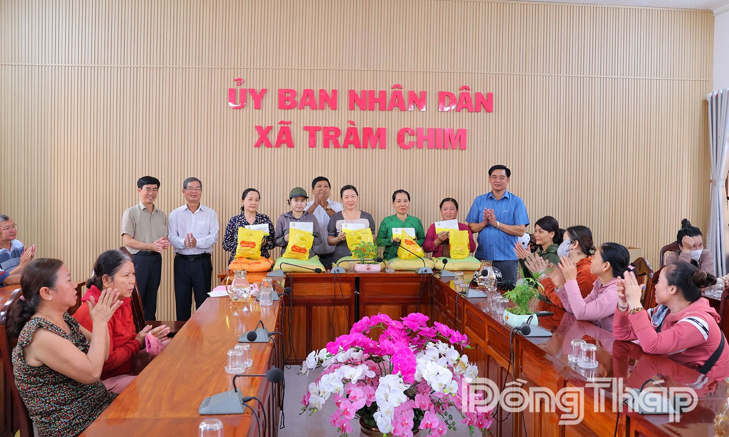 សប្បុរសជន​ផ្តល់​អំណោយ​ជួយ​អាជីវករ​តូចតាច​ដែល​រង​គ្រោះ​ដោយ​ភ្លើង​ឆេះ​ផ្សារ​ Tam Nong