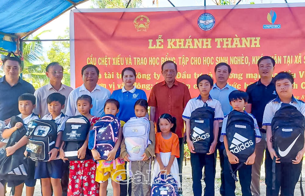 The sponsor presented 20 gifts to poor but studious students on the occasion of the bridge inauguration.