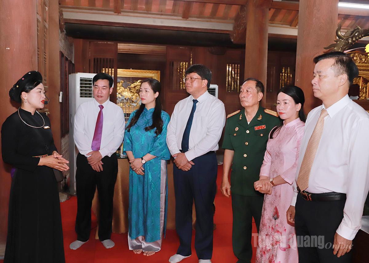  Đoàn đại biểu nghe giới thiệu quá trình hoạt động của Chủ tịch Hồ Chí Minh và các vị tiền bối cách mạng tại Tân Trào.