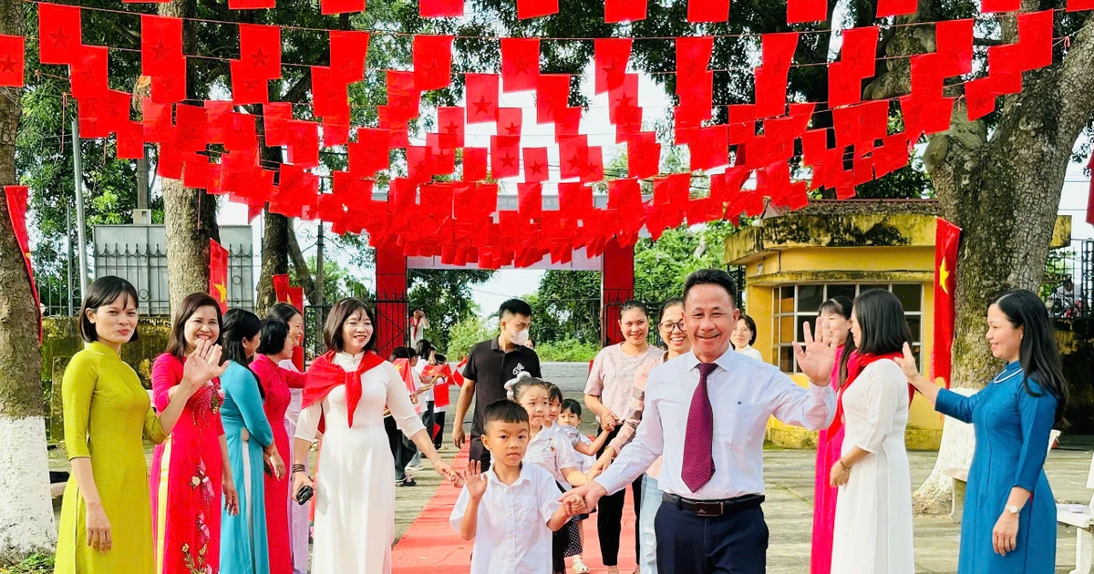 Học sinh lớp 1 ở Bắc Ninh hân hoan trong ngày đầu tới trường