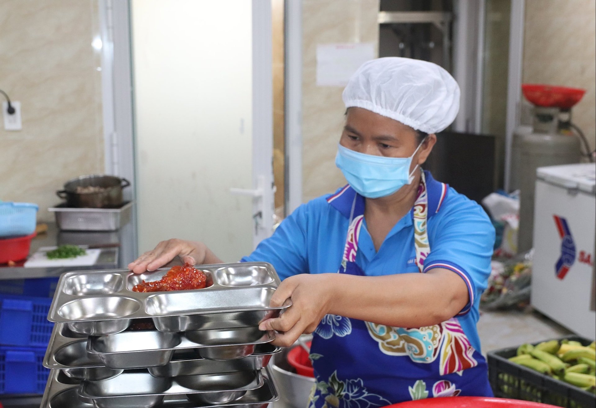 Nhân viên bếp ăn chuẩn bị các món cho đoàn viên, người lao động trong Bữa cơm công đoàn