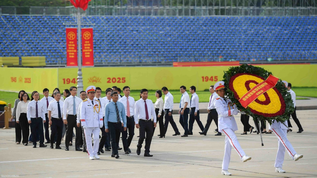 Une délégation du ministère des Affaires étrangères visite le mausolée de Ho Chi Minh