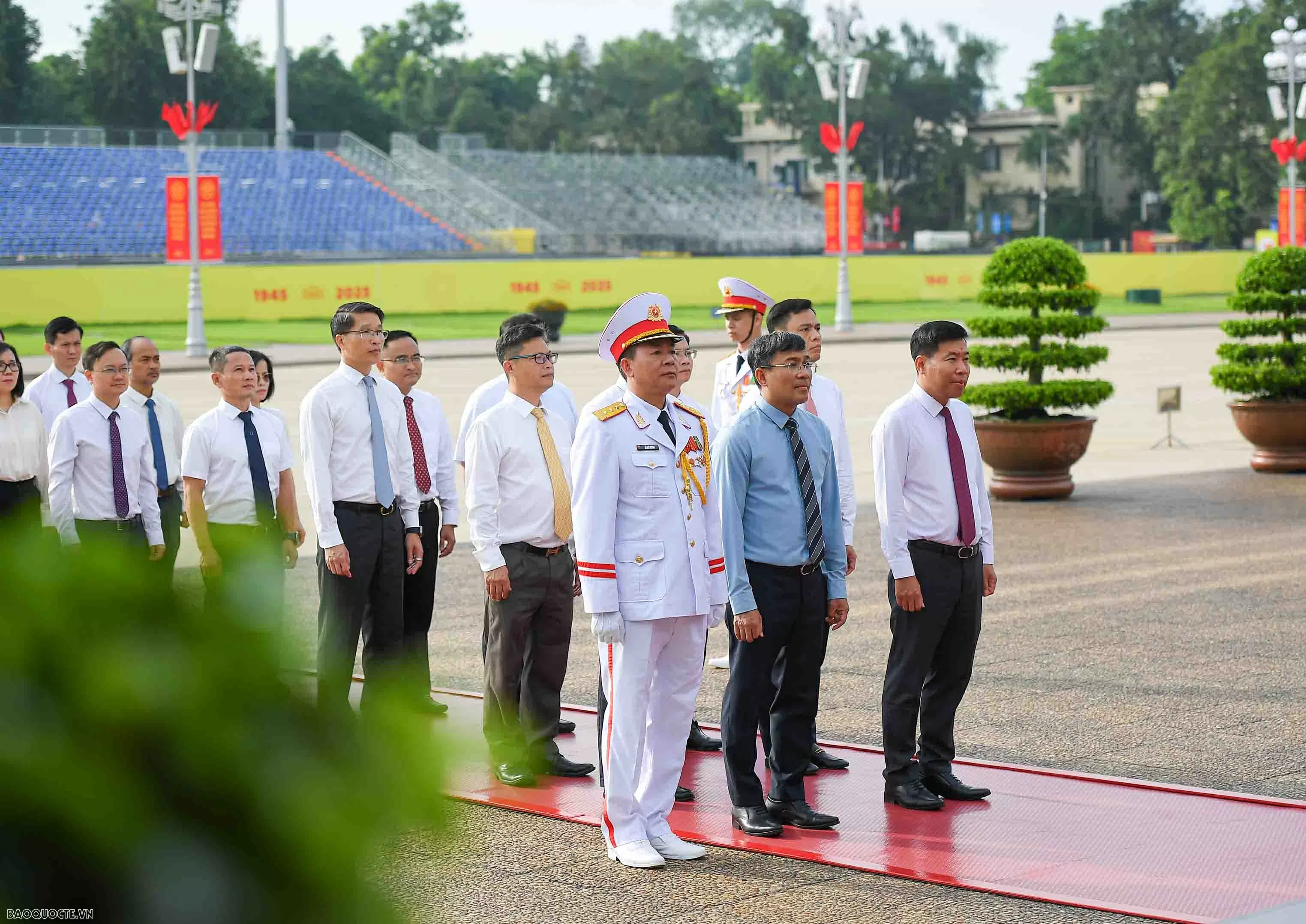 Đoàn Bộ Ngoại giao vào Lăng viếng Chủ tịch Hồ Chí Minh