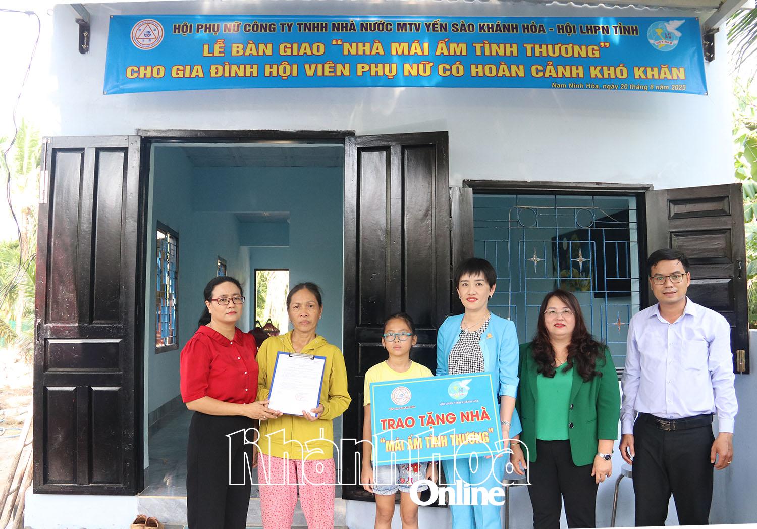 Lãnh đạo Hội Liên hiệp Phụ nữ tỉnh trao quyết định bàn giao nhà cho bà Phan Thị Kiều Nga.