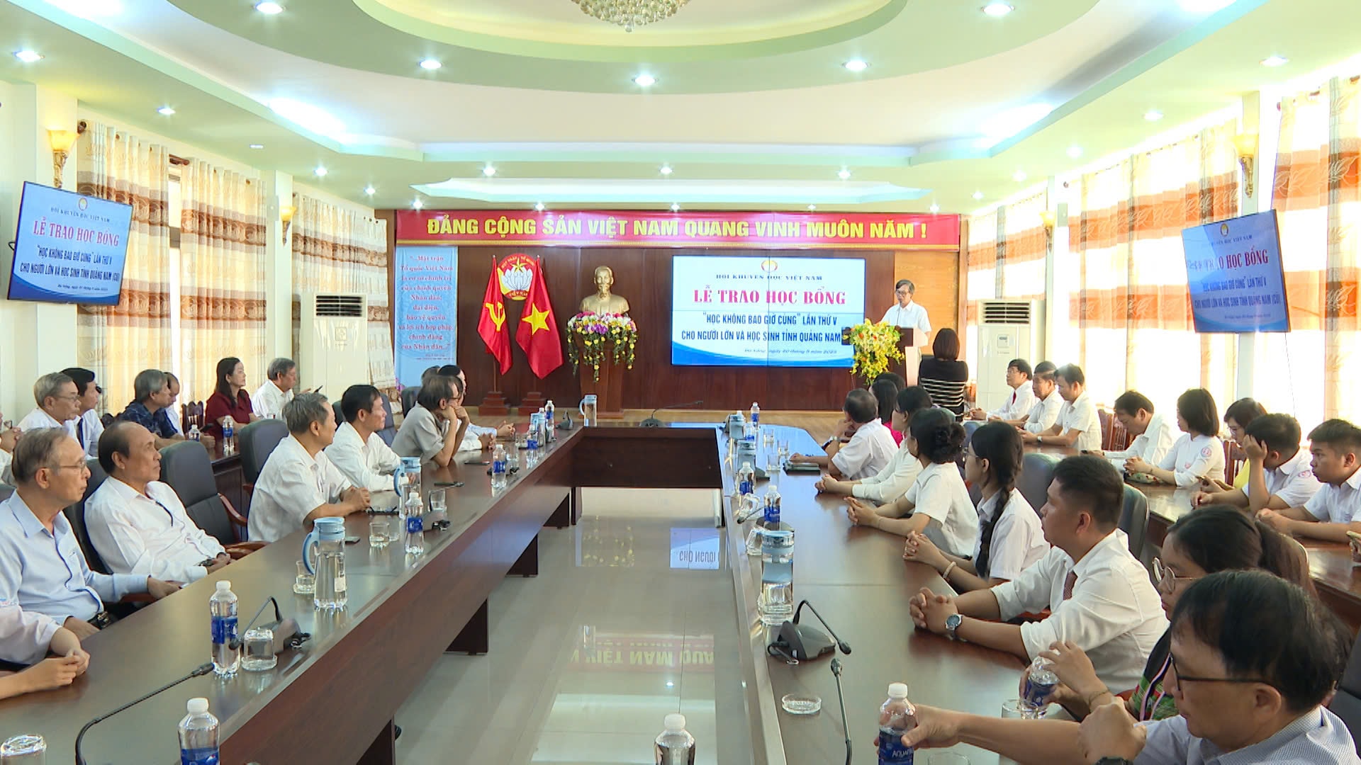 Toàn cảnh lễ trao học bổng
