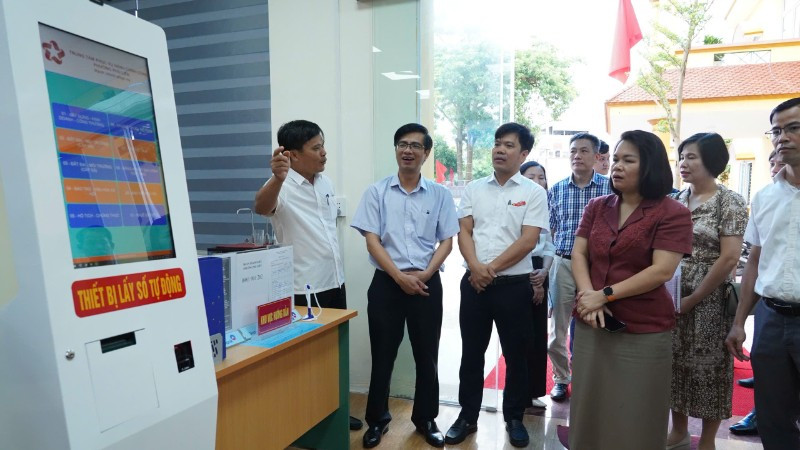 Die Delegation des Ministeriums für Wissenschaft und Technologie führte eine Feldstudie im Public Administration Service Center des Bezirks Phu Lien in der Stadt Hai Phong durch.