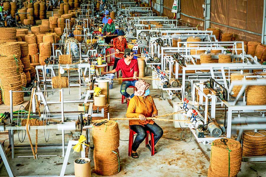 Xã Thành Thới quyết tâm trở thành trung tâm mua bán, chế biến sản phẩm từ dừa của tỉnh. Trong ảnh: Quay chỉ xơ dừa công nghệ mới. Ảnh: NGUYỄN DỪA 
 