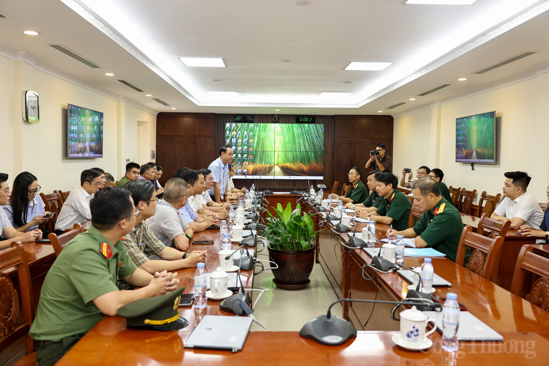 Tại buổi làm việc với Bộ Tư lệnh Lăng, sau khi nghe báo cáo ngắn gọn, Thứ trưởng Nguyễn Hoàng Long đánh giá cao công tác chuẩn bị cấp điện của đơn vị.