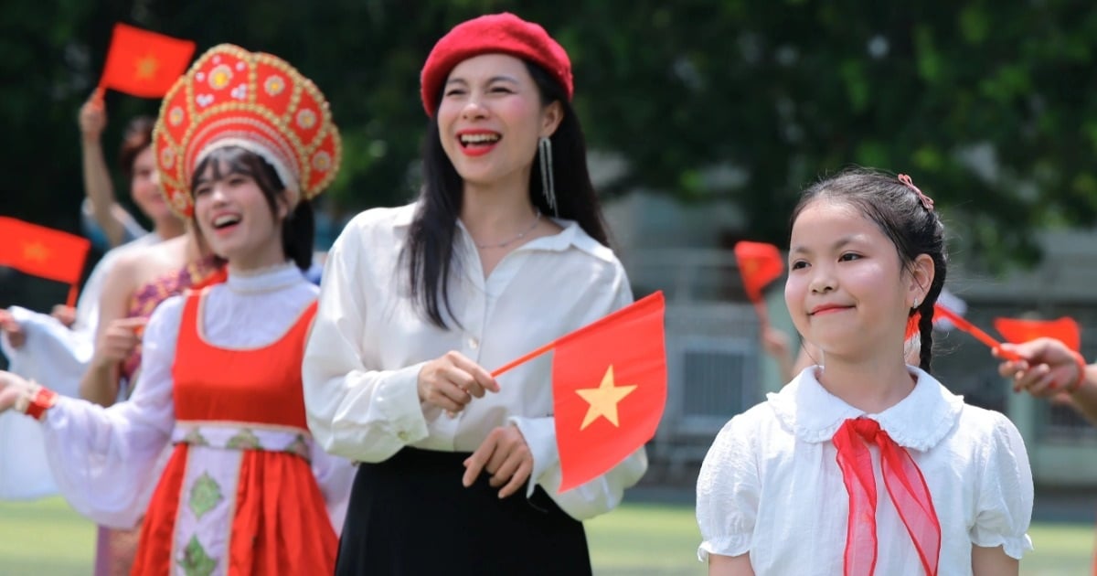 "Viết tiếp câu chuyện hòa bình" phiên bản 13 thứ tiếng gây sốt