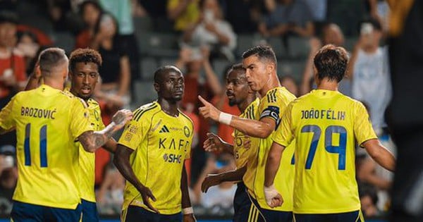 Đội của Ronaldo thắng 2-1, dù chỉ có 10 người trên sân