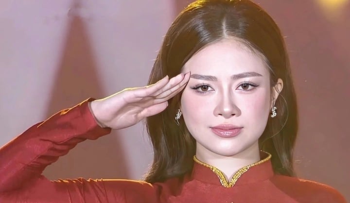 Who is the female singer who is causing a stir with her flag-raising moment on TV?