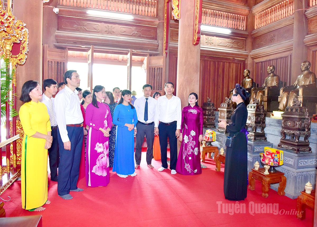 Các đại biểu nghe giới thiệu về Khu tưởng niệm Chủ tịch Hồ Chí Minh và các vị tiền bối cách mạng.