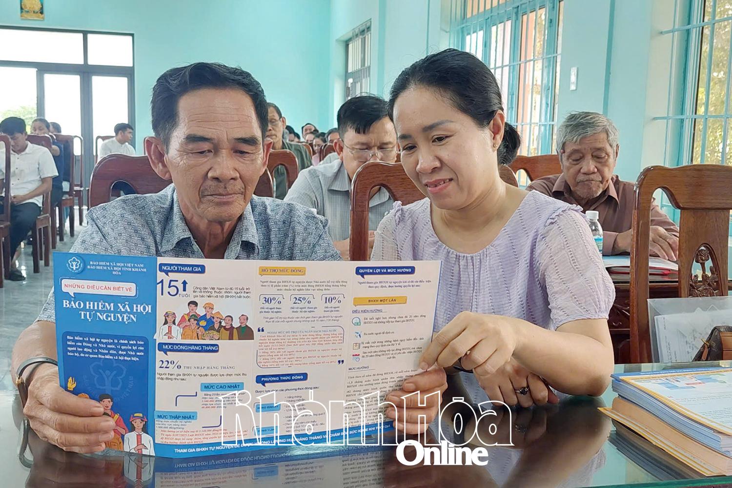 Tuyên truyền chính sách bảo hiểm xã hội tự nguyện cho hội viên Hội Nông dân xã Vạn Thắng.
