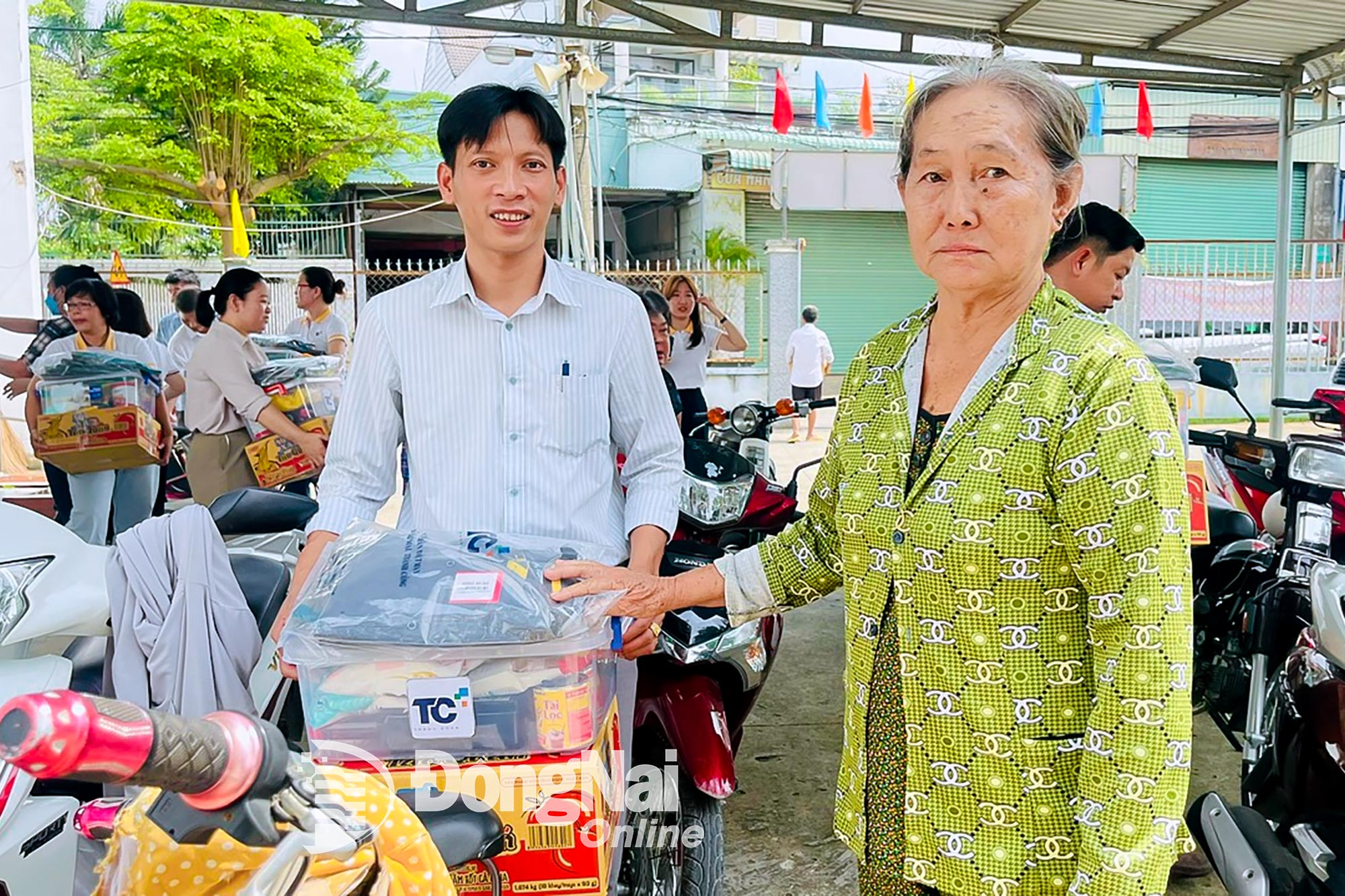 Không chỉ là sự hỗ trợ vật chất, chương trình còn gửi gắm và lan tỏa thông điệp nhân văn Xã hội luôn đồng hành cùng người yếu thế. Ảnh: Thu Hiền