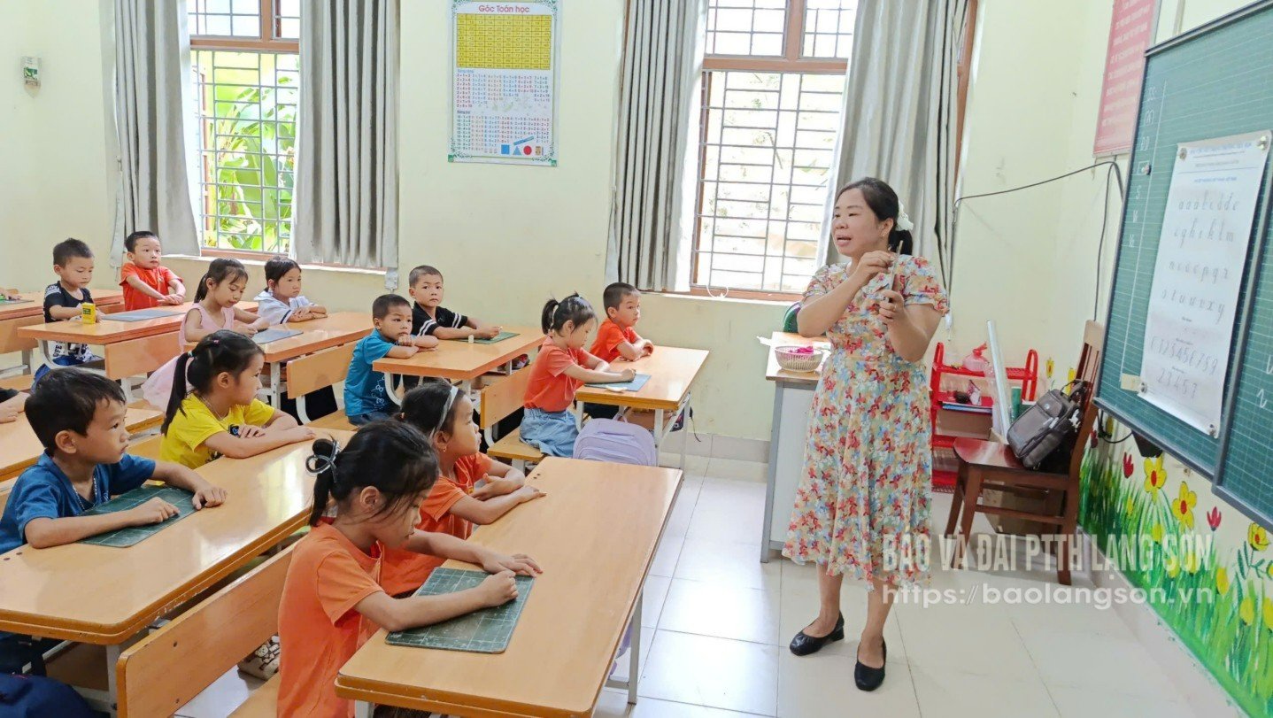 Giờ học "Tuần 0" đối với khối lớp 1 của cô trò Trường Tiểu học - THCS Đồng Giáp (xã Khánh Khê) chuẩn bị cho  năm học mới 2025-2026 