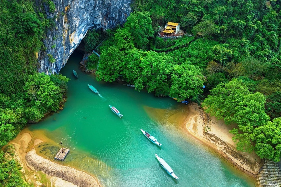 Vietnam-Laos cross-border heritage: Experience of exploring the two majestic Phong Nha - Hin Nam No National Parks
