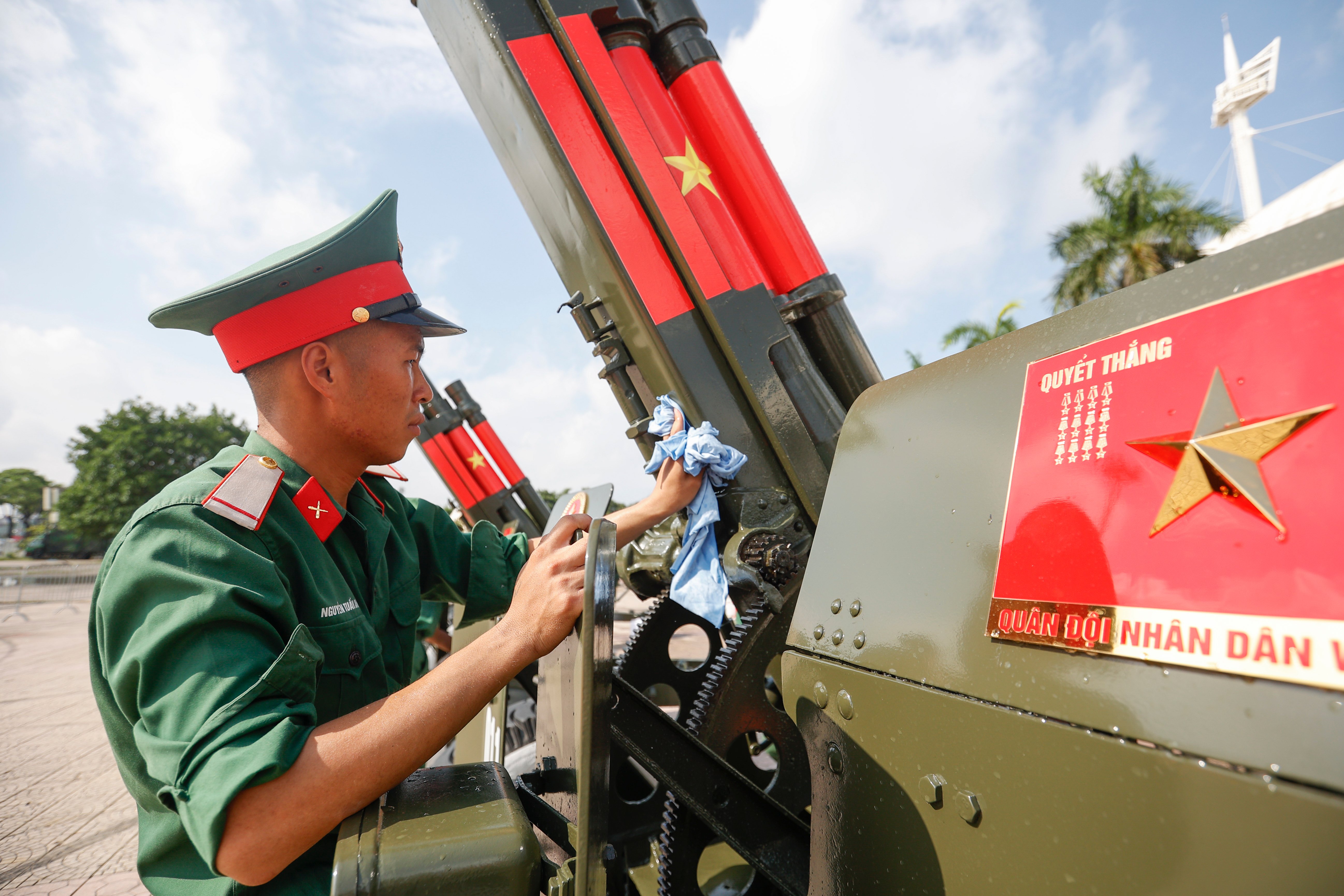Ngắm dàn pháo lễ phục vụ nhiệm vụ A80 trước sân vận động Mỹ Đình - Ảnh 2.