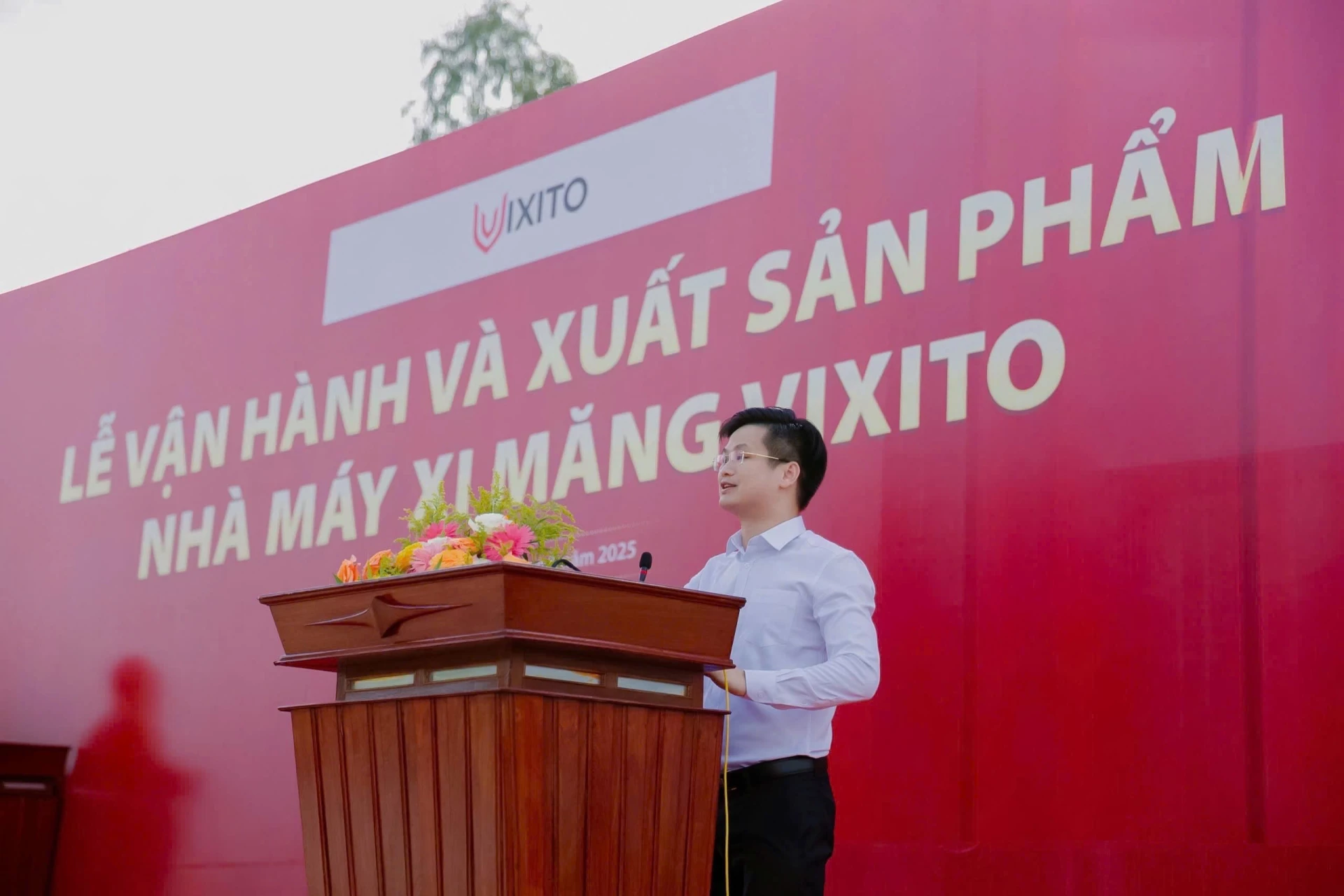 Ông Phạm Vĩnh Hưng - Giám đốc Công ty Cổ phần Xi măng Công nghệ cao VIXITO, Phó Giám đốc Pháp chế Công ty Cổ phần Tập đoàn VIASG - tự hào phát biểu trong buổi lễ vận hành nhà máy