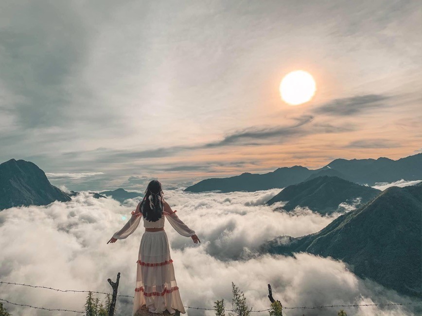 Mây trắng trôi qua những dãy núi xanh thẫm.