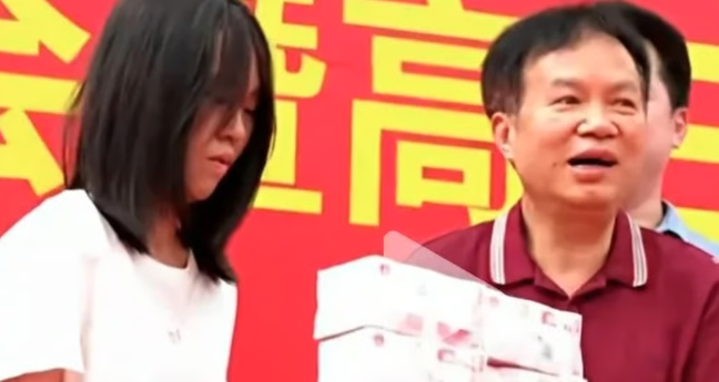 Trường tư gây tranh cãi vì thưởng tiền tỷ cho học sinh đỗ đại học danh giá