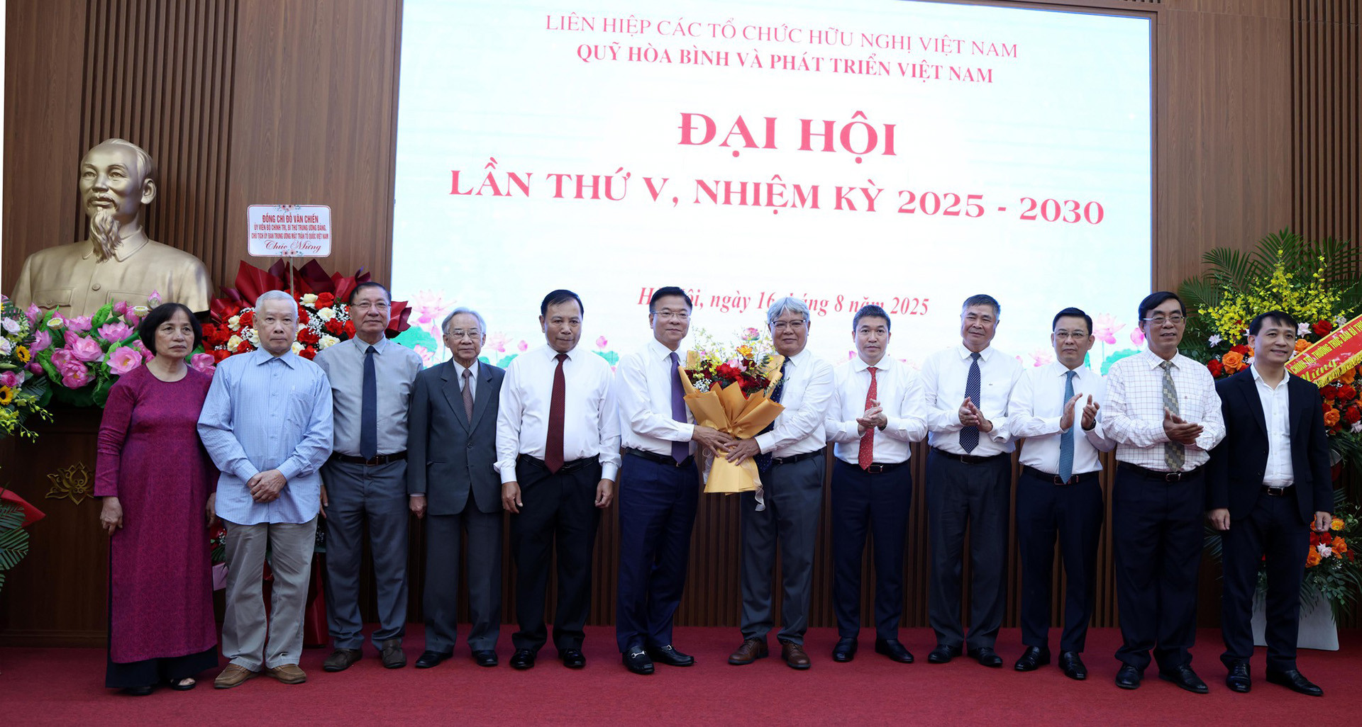 pttg ltl tang hoa congratulating the permanent Committee of the council 1755320623740500584953.jpg