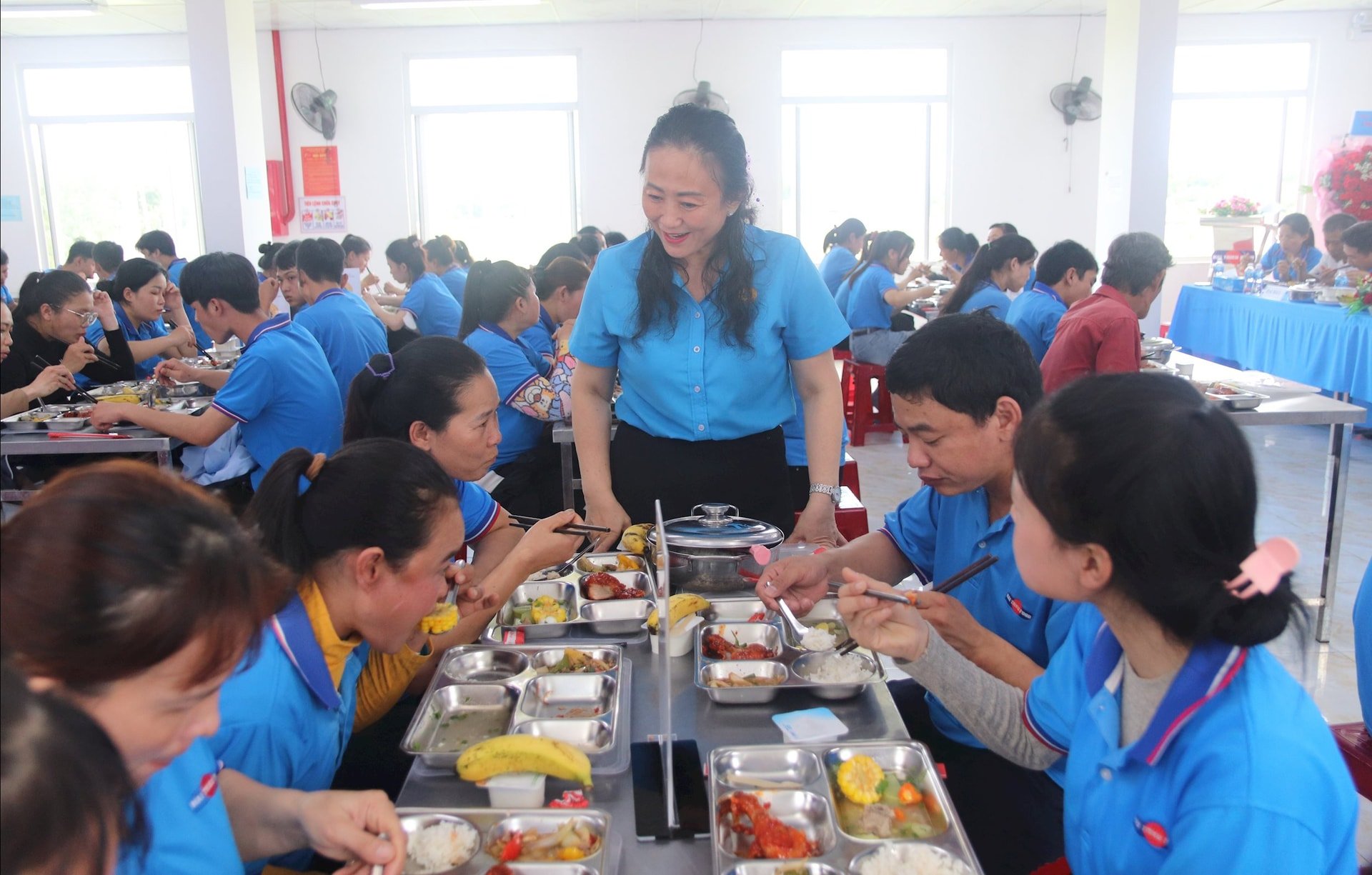 Đại diện Ban thường vụ Liên đoàn Lao động tỉnh Lâm Đồng chia sẻ cùng đoàn viên trong bữa cơm công đoàn