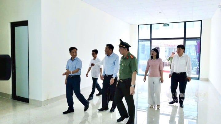 Các đại biểu tham quan công trình nhà ở doanh trại Công an tỉnh