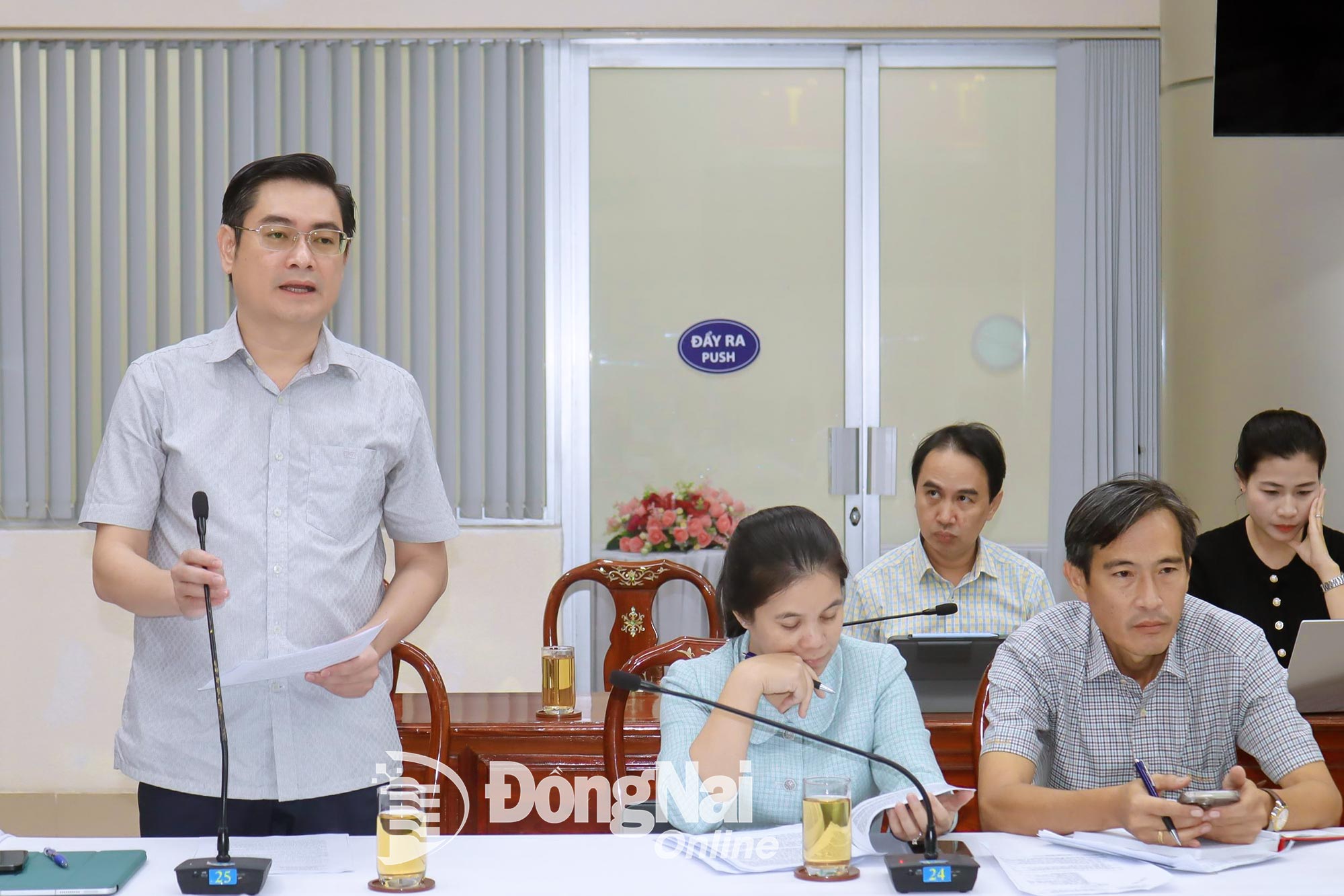 Der stellvertretende Direktor des Ministeriums für Landwirtschaft und Umwelt der Provinz Dong Nai, Tran Trong Toan, berichtete über die Situation der Haushaltsabfallbewirtschaftung in der Provinz. Foto: Hoang Loc
