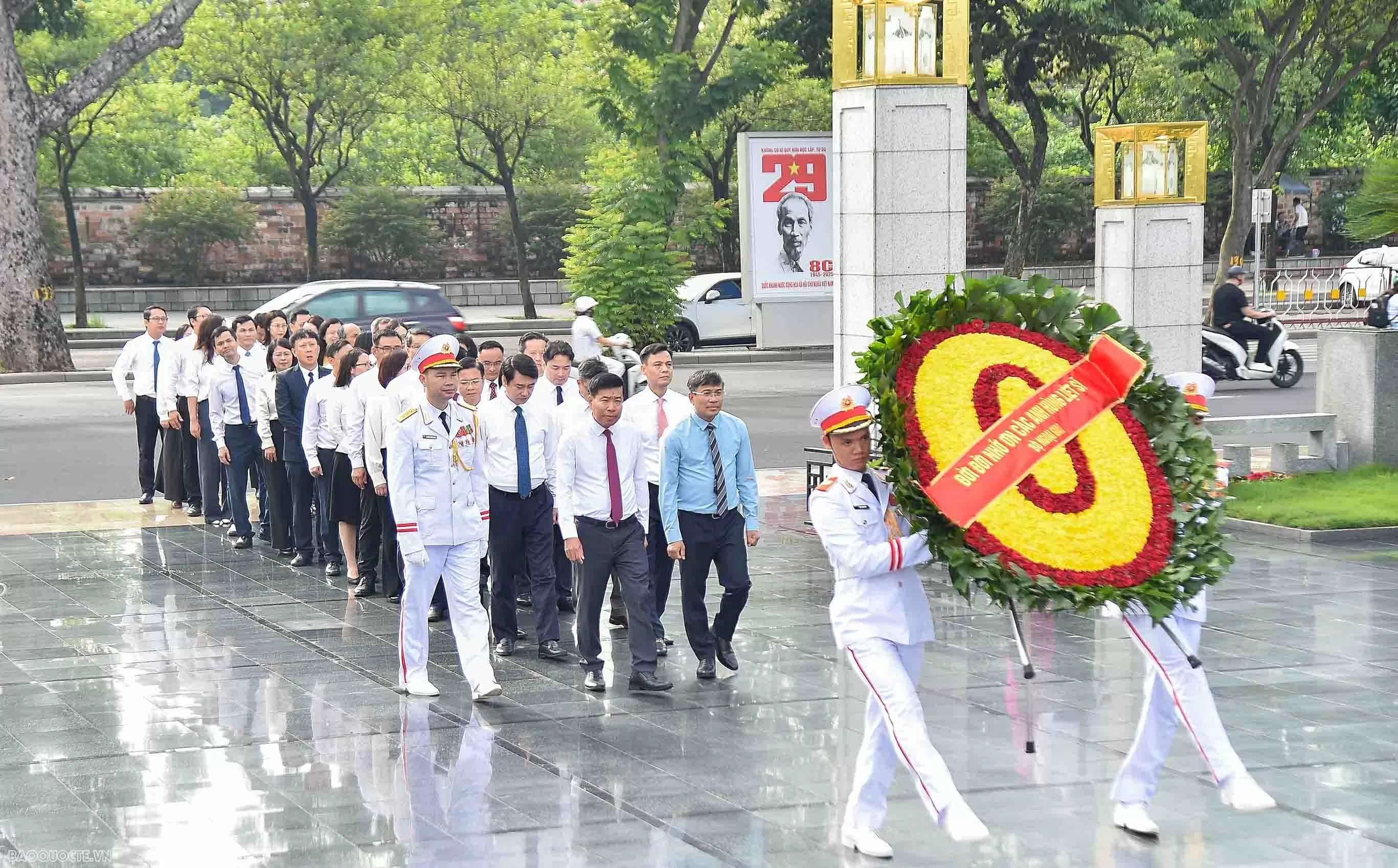 Đoàn Bộ Ngoại giao vào Lăng viếng Chủ tịch Hồ Chí Minh